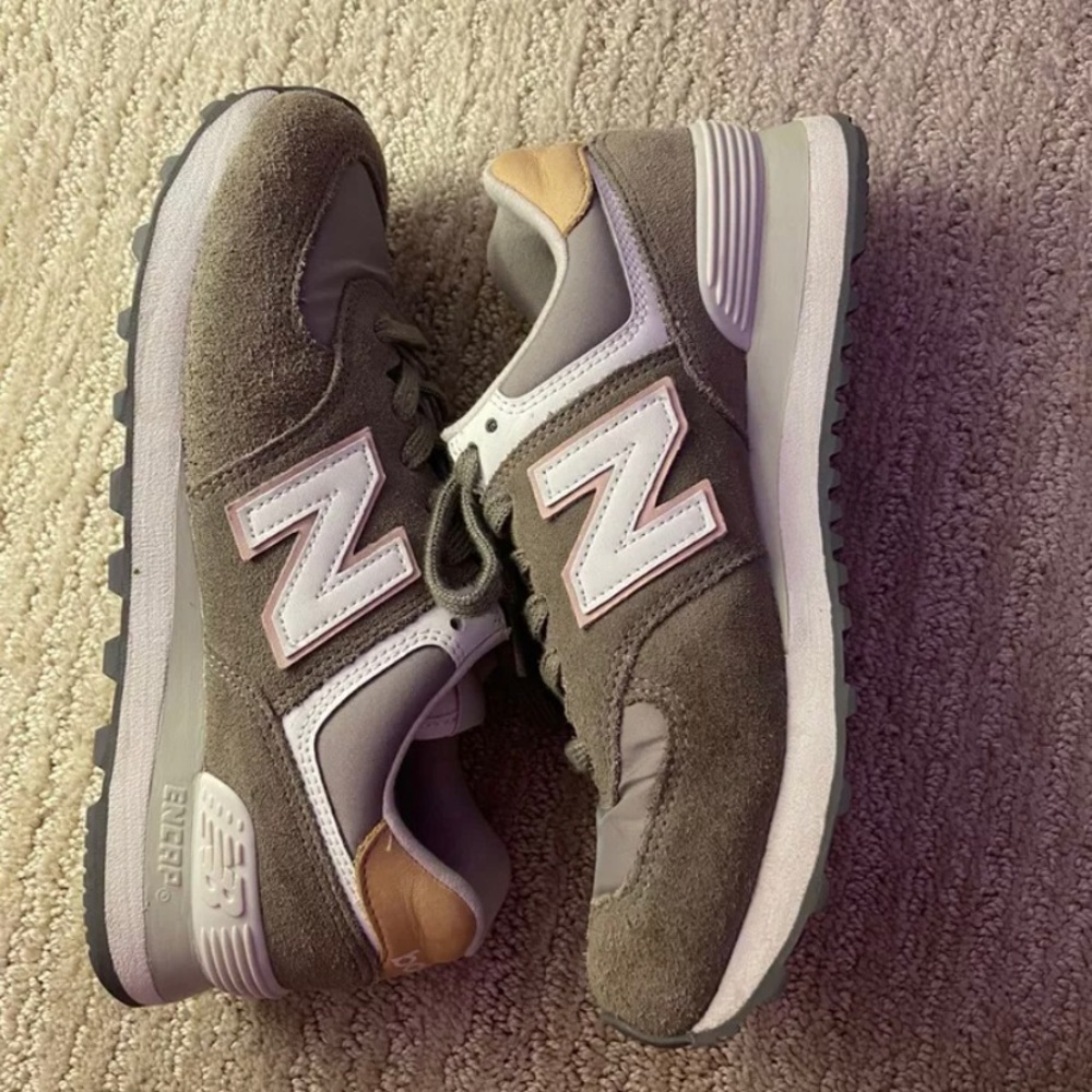 Women’s size 7 New Balance 574’s
